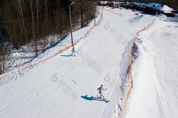 积极的空闲时间和冬娱乐.滑雪者和滑雪板