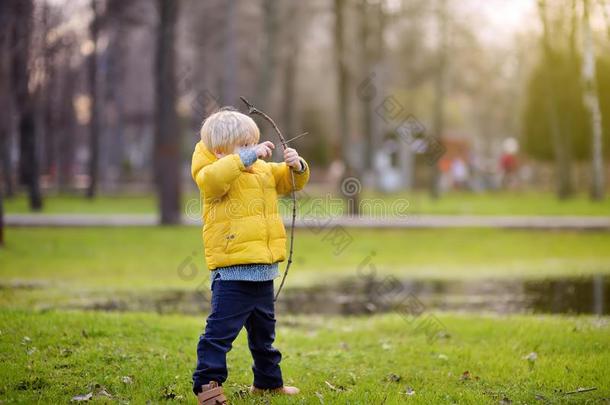 小的男孩演奏和乡间在的时候闲逛采用指已提到的人公园