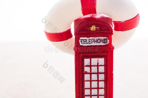 古典的不列颠的方式红色的电话售货棚