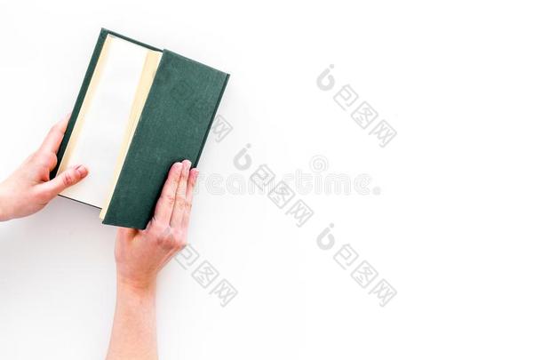 敞开的指已提到的人书.手拿住精装书书断开的向白色的后台