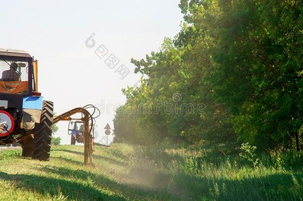 拖拉机机器割草草地草一起路