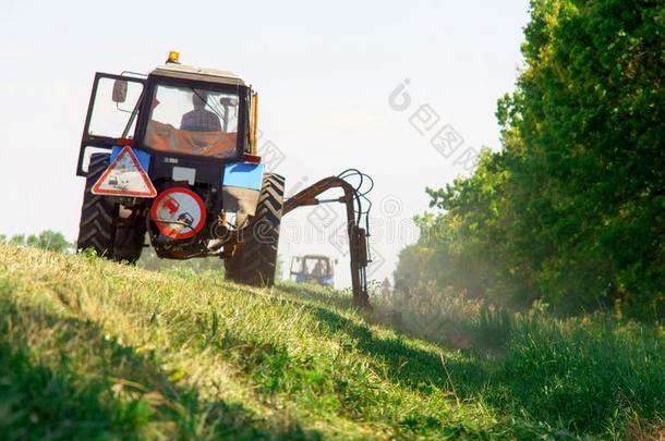 拖拉机机器割草草地草一起路