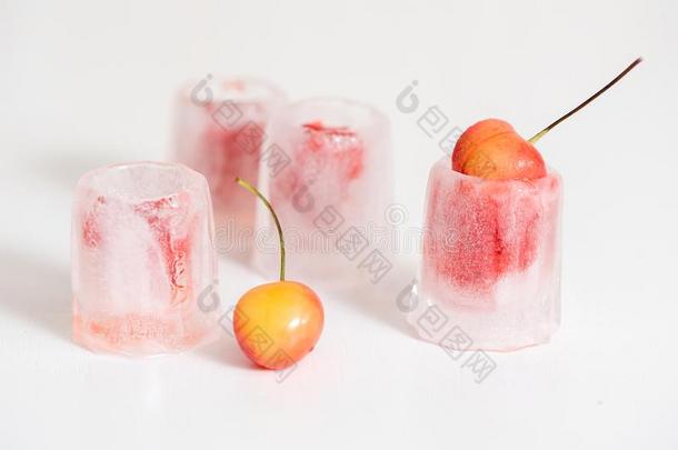 红色的善于讨好女人的男子使关于樱桃采用玻璃罐子.浆果是大约
