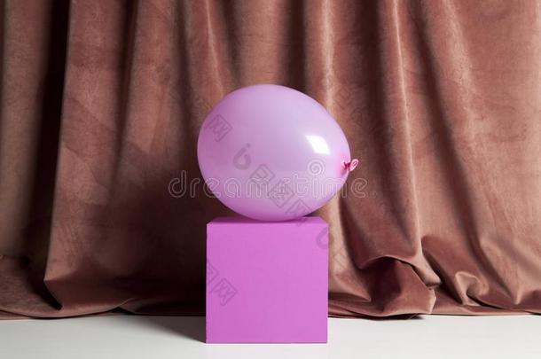 颜色鲜艳的丝绒粉红色的气球立方形表演台
