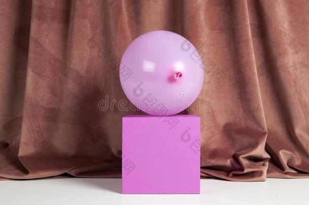 颜色鲜艳的丝绒粉红色的气球立方形表演台