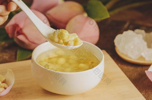 越南人食物,甜的莲花种子燕麦粥,组成部分:莲花豆