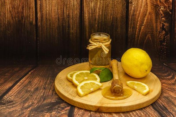 金色的蜂蜜采用一j一r,柠檬部分一nd柠檬le一ves向一木制的