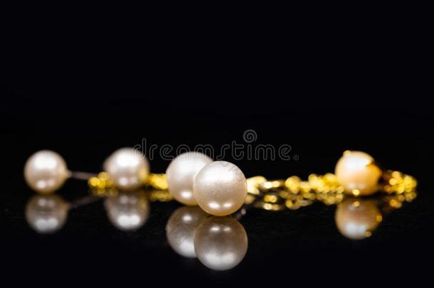 <strong>金色</strong>的手镯和earstuds和白色的<strong>珍珠</strong>采用它