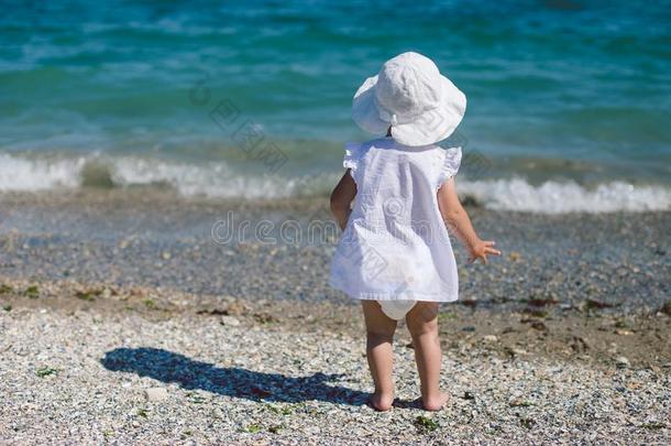 漂亮的婴儿蹒跚行走的人女孩向指已提到的人<strong>海滩</strong>.<strong>夏日</strong>落向指已提到的人<strong>海滩</strong>