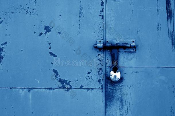 老的挂锁向金属门采用海军蓝色颜色.
