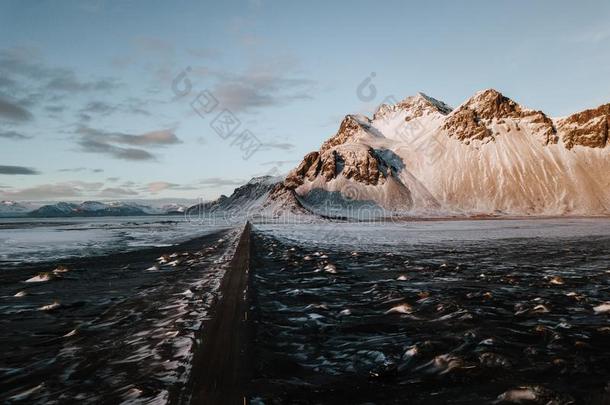 一路采用斯托克角,冰岛在日落