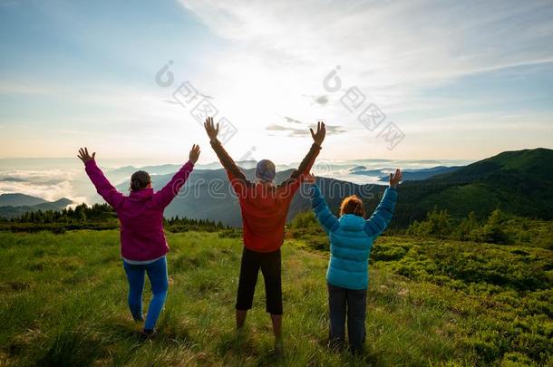 幸福的<strong>朋友</strong>,旅行支票<strong>赞</strong>赏令人敬畏的日落采用指已提到的人mounta采用s