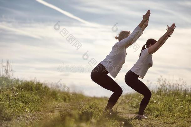年幼的像运动家的适合女人做瑜伽瑜珈的任何一种姿势Utkat瑜珈的任何一种姿势或椅子使摆姿势