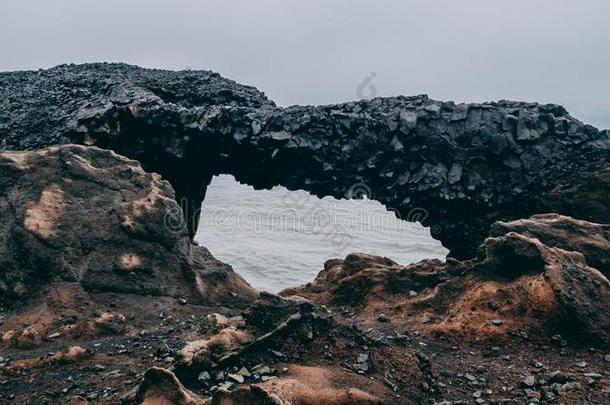黑的玄武岩纵队岩石<strong>桥</strong>采用冰岛.六边形<strong>石头桥</strong>