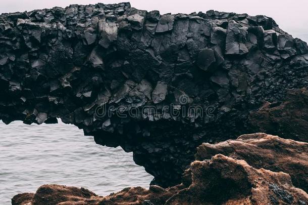 黑的玄武岩纵队岩石桥采用冰岛.六边形石头桥
