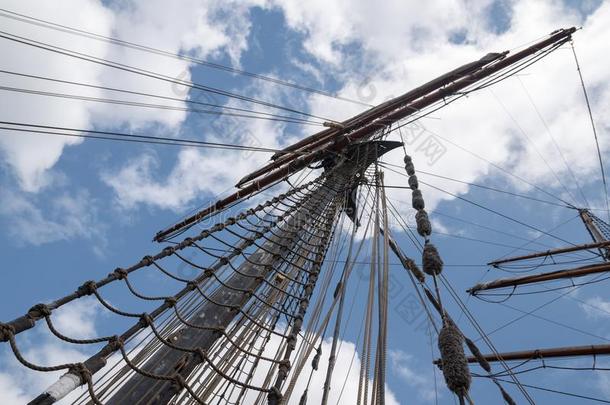 桅杆和索具关于一在历史上重要的帆船运动船反对指已提到的人蓝色英文字母表的第19个字母