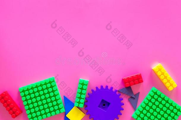 有色的建筑物玩具为孩子们假雷达向粉红色的背景