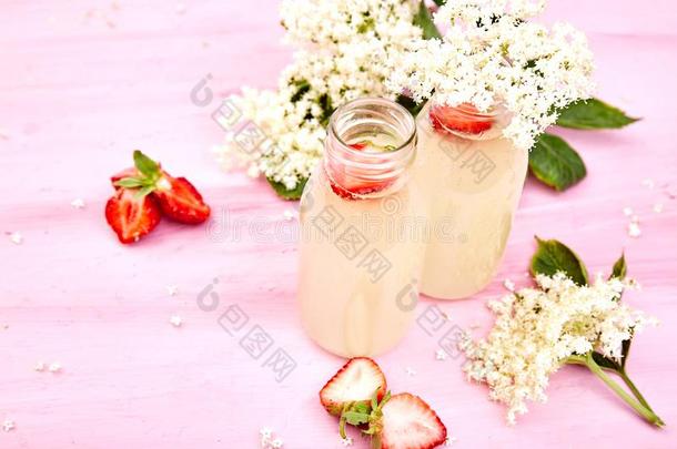 康布查茶水和接骨木花和草莓