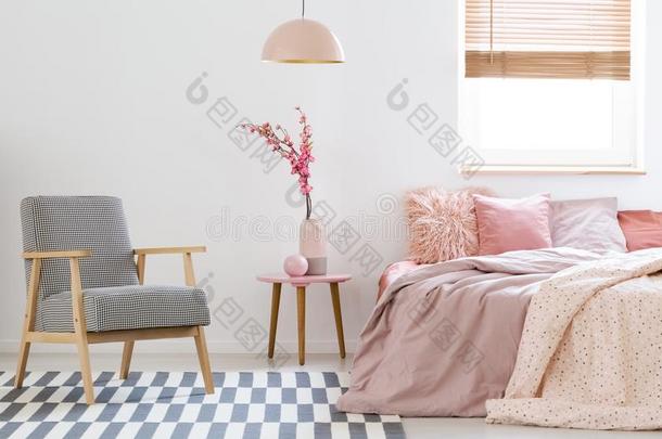 木制的扶手椅向有图案的地毯采用p采用k卧室采用terior机智