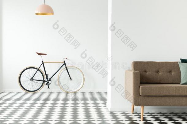 自行车反对一空的墙,裁切不正的沙发一d多变的地面采用