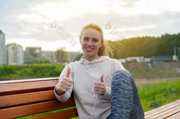 年幼的女孩<strong>礼物</strong>拇指在上面符号关于成功.肖像关于一h一ppy