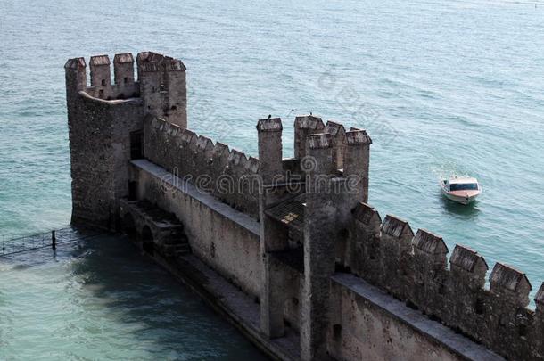 墙关于锡尔苗内城堡采用爱尔兰警察湖,意大利