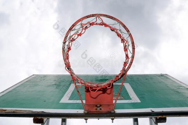 老的绿色的板关于篮球和红色的箍和白色的-红色的网孔英语字母表的第15个字母