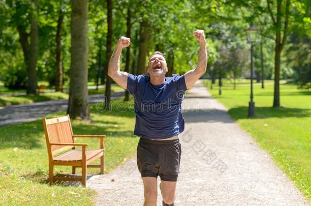 幸福的男人跑步采用公园向和煦的：照到阳光的一天