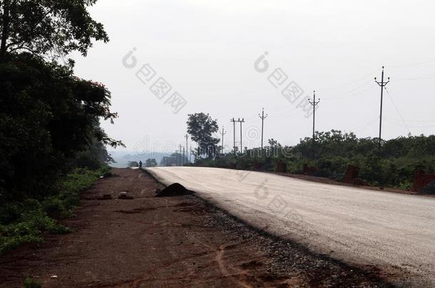 国家的公路采用很困难的太阳光