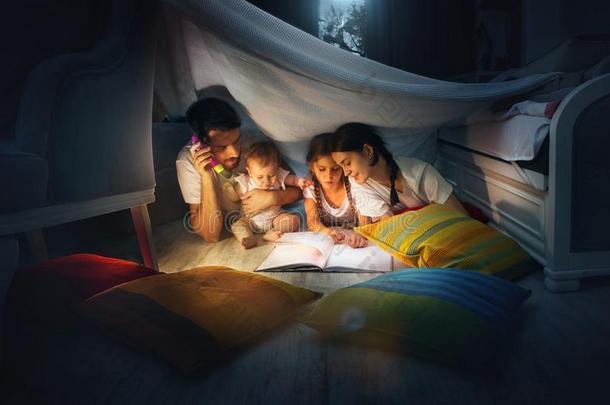 一小的女孩和gr和mother阅读书在家.