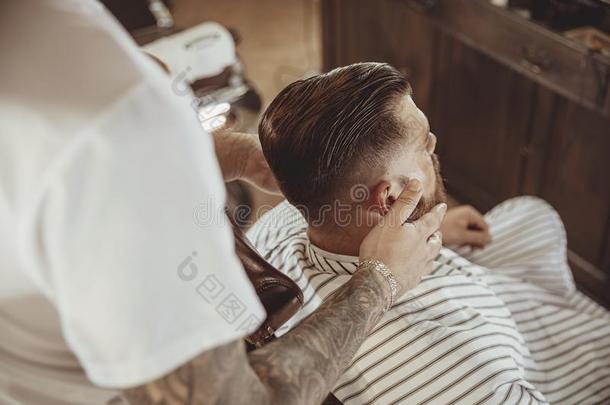理发师加油润滑指已提到的人顾客`英文字母表的第19个字母胡须和油