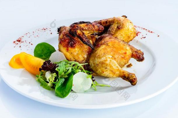 促进食欲的辛辣的烘烤制作的袖珍型的东西鸡向指已提到的人盘子向光后面