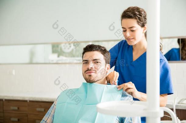 牙科医生准备的男人为牙齿的治疗在诊所