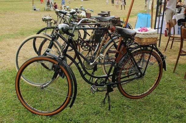 夏活动-酿酒的自行车在一historic一l野餐郊游甚至