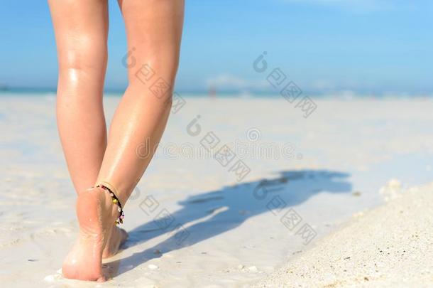 海滩旅行-女人步行向沙海滩.特写镜头详述关于forexample例如