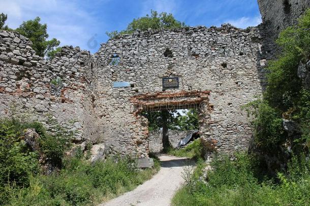 入口向毁坏关于提丁城堡,斯洛伐克