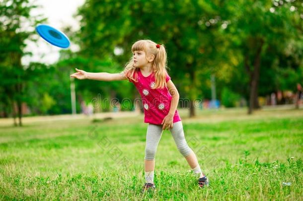小的女孩比赛和飞行的磁盘采用运动,比赛采用g空闲时间行动