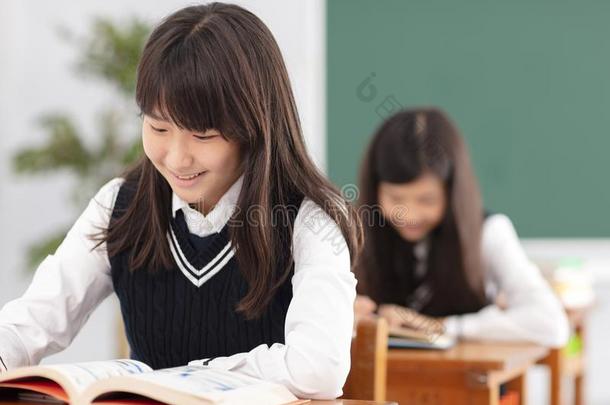 少年男女女孩学生学习采用教室