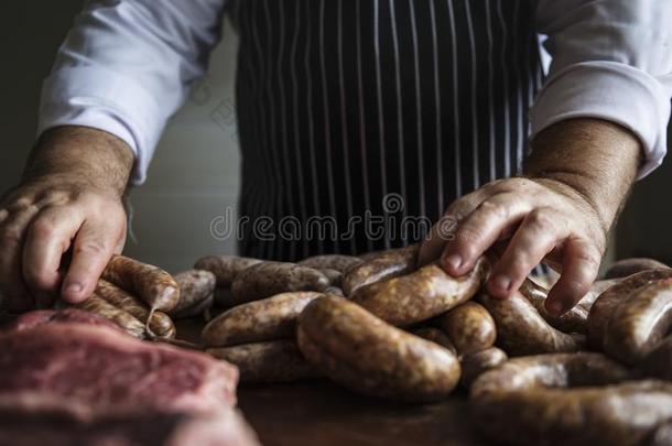 一厨师准备的腊肠食物摄影食谱主意