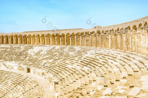 全景画关于阿斯佩多斯圆形露天剧场和石柱廊从顶行关于