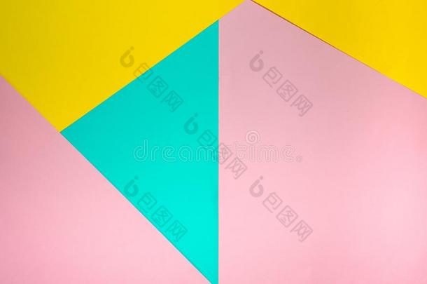 软的薄荷<strong>蓝色</strong>,黄色的和粉红色的彩色粉笔颜色纸几何学的<strong>荧光</strong>标记抗体