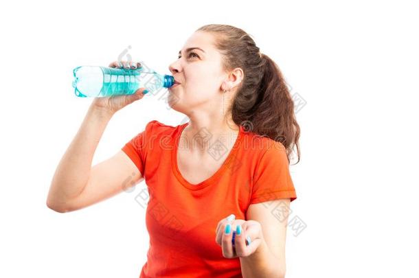 年幼的口渴的女人吸水在旁边喝饮料水从瓶子