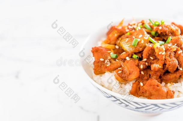 喝醉了的猪肉和辛辣的朝鲜人调味汁(韩式烤肉)向顶稻