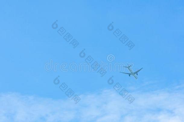 飞机向蓝色天和白色的云.商业的航线飞行的