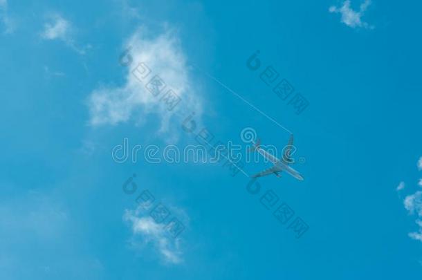 飞机向蓝色天和白色的云.商业的<strong>航线飞行</strong>的