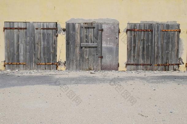 关闭着的老的木制的门,关闭着的和ab和oned建筑物和铁锈