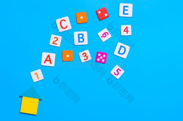 家<strong>学校教育</strong>玩具字母表和数字向蓝色