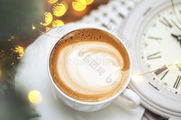 热的咖啡豆卡普契诺咖啡拿铁咖啡艺术采用一杯子