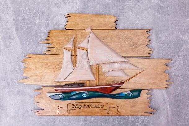 一木制的板和一船