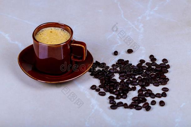 分散的咖啡豆豆和咖啡豆浓咖啡杯子向大理石后台